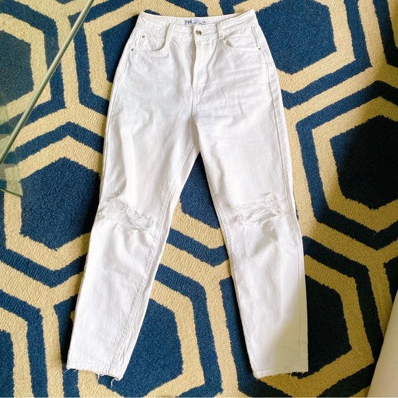 π ZARA WHITE HIGH WAIST DISTRESSED RAW HEM JEANS! - Picture 8 of 16